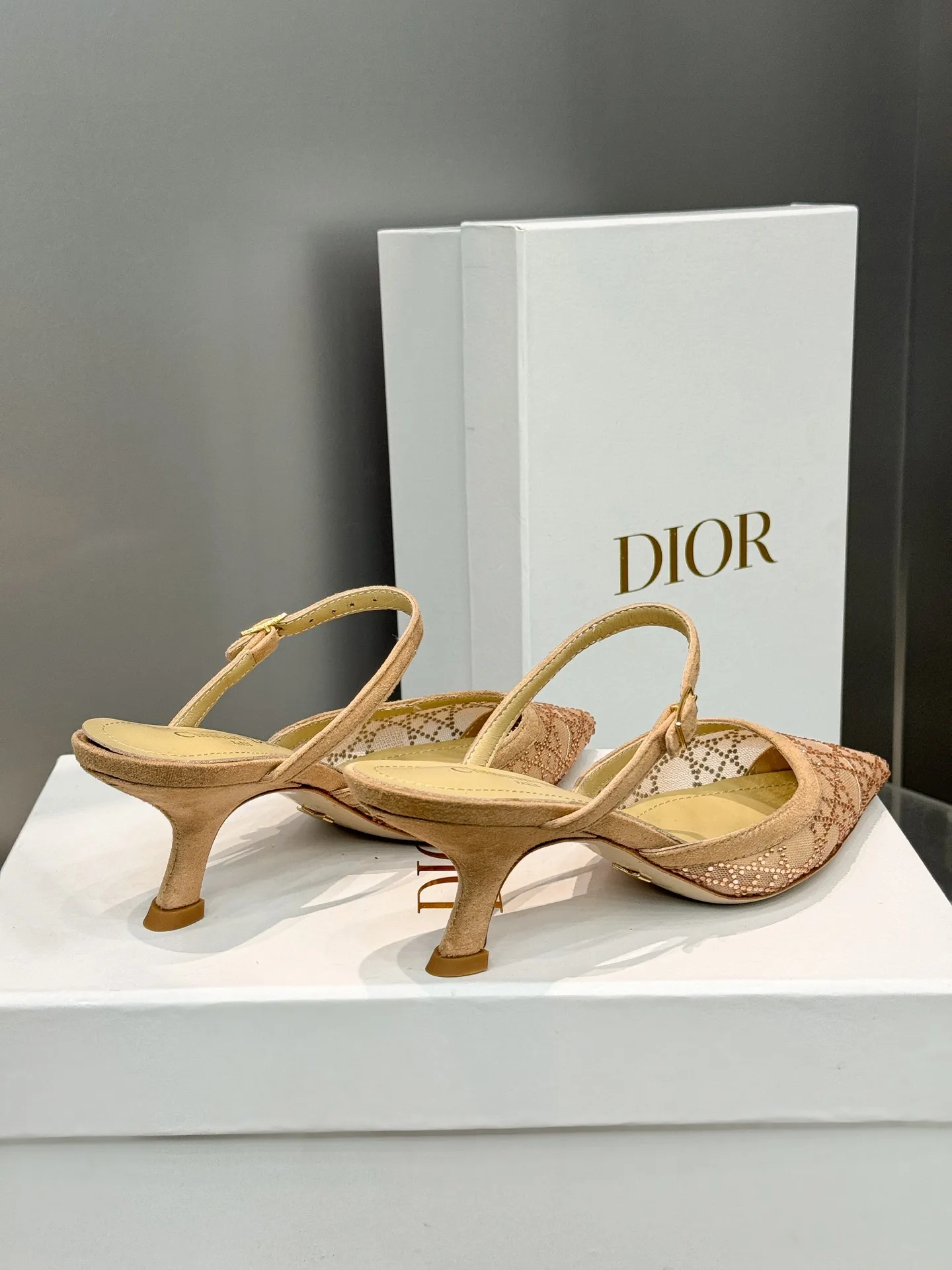 👟👟Ex-factory price 580👟👟 Dior 2025 spring and summer catwalk new style bling...bling...crystal shoes Capture series high-heeled women's shoes Star-same rhinestone square toe cannage pattern cat heel slip-on sandals The top high-end version on the market Exclusive sale Material: Original custom mesh inlaid with hot Australian rhinestones + water-dyed sheepskin feet + original molded hardware buckles + Italian leather outsole Heel height: 6.5CM/9.5CM size: 34-43 (34.40.41.42.43. Customized, non-refundable)